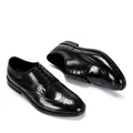 Vue détaillée de chaussures Derby richelieu en cuir verni noir avec découpes fleuries. - Noir