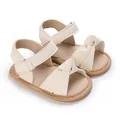 Close-up van zachte gebroken witte babysandalen met geknoopte strik en ademende zool - Binnenlengte 11cm / Wit
