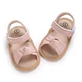 Detailweergave van roze babysandalen met zachte zolen en decoratief knoopontwerp. - Binnenlengte 11cm / Roze