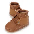 Vue détaillée de baskets classiques marron pour bébé avec bandes velcro pour nourrissons - Beige