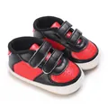 Vue détaillée des baskets pour bébé rouges et noires avec double fermeture à scratch - Noir Rouge
