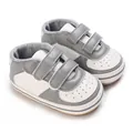 Détail rapproché des baskets pour bébé grises et blanches avec fermeture à scratchs - Blanc Grisâtre