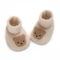 Gros plan de chaussures pour bébé beiges avec broderie d'ours en peluche mignonne - Blanc Cassé