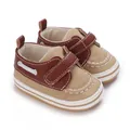 Vista dettagliata di scarpine primi passi per neonati in ecopelle marrone e beige - Marrone scuro