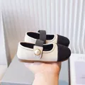 Elegantes zapatos Mary Jane para niña en beige y negro con detalle de perla - Blanco