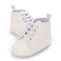 Nahaufnahme cremeweißer gesteppter Baby-High-Top-Schuhe mit weicher Anti-Rutsch-Sohle - Weiß