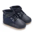 Primo piano di scarpe sportive blu scuro per neonati con pratica chiusura a strappo - Blu scuro