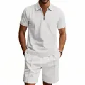 Primo piano dell'ensemble polo e pantaloncini in maglia waffle bianca con zip da uomo - Bianco
