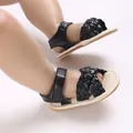 Primer plano de sandalias trenzadas negras para bebé niña con suela de goma antideslizante - Negro