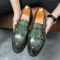 Elegante groene herenloafers met een krokodillenprint, dubbele gesp en een dikke zool. - Donkergroen Krokodillenpatroon