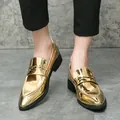 Mocassins dorés élégants pour hommes avec bout pointu et semelle noire robuste - 38 / Or