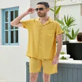 Completo estivo da uomo con camicia hawaiana e pantaloncini in cotone giallo vibrante - Taglia S / Top e Pantaloni / Giallo