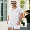 Elegante set estivo da uomo in cotone bianco con camicia a maniche corte e pantaloncini - Taglia S / Top e Pantaloni / Bianco