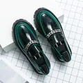Mocassins en cuir verni noir pour hommes avec liseré vert et chaîne en argent - 38 / Vert