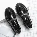 Mocassins à plateforme en cuir verni noir pour hommes avec une chaîne argentée décorative - 38 / Noir