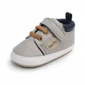 Zapatos de aprendizaje grises para bebé niño con suela blanda y cierre de velcro - Gris