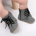 Vue détaillée de chaussures de marche pour bébé avec motif pied-de-poule noir et blanc - Noir