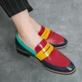 Mocassini in pelle da uomo con punta sottile e design a contrasto di colori vivaci. - Blu + Rosso
