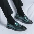 Mocassins pour hommes vert foncé brillant avec glands et texture croco style anglais - 38 / Vert