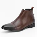 Seitenansicht der stilvollen braunen Chelsea-Boots aus Kunstleder mit schwarzer Schuhspitze - Kastanienbraun