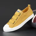 Gelbe Canvas-Sneaker für Herren mit atmungsaktivem Stoff und weißen Gummisohlen - 38 / Goldenes Mangogelb (22163)