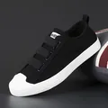 Stilvolle Herren-Sneaker aus schwarzem Canvas mit elastischen Trägern und weißer Zehenkappe - 38 / Schwarz und Weiß (22163)