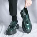 Mocassins à glands en cuir verni vert foncé pour hommes avec semelle crantée épaisse - 38 / Vert
