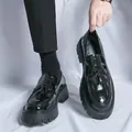 Mocassins élégants en cuir verni noir pour hommes avec semelle plateforme et gland décor - 38 / Noir