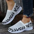 Atmungsaktive Herren-Slip-On-Sneaker aus Fly-Knit mit schwarzem Leopardenmuster - Weiß