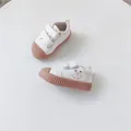 Detailansicht von weißen Kinder-Stoffschuhen mit einem süßen Bären-Cartoon-Print - 15.0 (Innenlänge 15cm) / Doppelriemen Süßer Bär