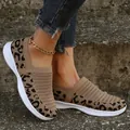 Khaki-farbene Slip-On-Sneaker mit Leopardenmuster, Strickobermaterial und flacher Sohle - Khaki