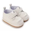 Dettaglio di scarpe da camminata per neonati bianche intrecciate con suole morbide e velcro - Bianco