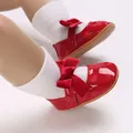 Vista dettagliata delle scarpe da passeggio per neonata rosse con fiocco e ricamo a cuore - 11cm / Rosso