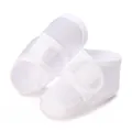 Détail de chaussures de baptême en satin blanc avec semelles souples et velcro - Style Chaussette Nervurée à Lacets (K06)