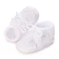 Detailansicht von weißen Taufschuhen für Babys mit feiner Herzstickerei und weicher Sohle. - Innenlänge 9cm / Herzstickerei Stil (K01)