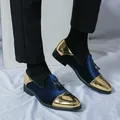 Mocassins élégants en velours bleu pour hommes avec détails brogue dorés sur le bout. - 38 / Bleu