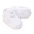 Detailansicht der weißen Taufschuhe mit Spitze und Klettverschluss für Babys. - Innenlänge 9cm / Spitzen-Stil (K03)