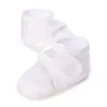 Gros plan de chaussures de baptême en satin blanc pour bébé avec broderie d'ancre - Style Broderie Ancre (K05)