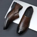 Draufsicht auf hochwertige braune Leder-Business-Loafer im eleganten Slip-on-Design - Braun