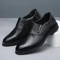 Detailansicht der schwarzen Herren-Business-Schuhe aus echtem Leder im Slipper-Design. - Schwarz