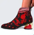 Détail de la broderie rose rouge et du talon doré sur une bottine noire ethnique - Rouge
