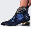 Détail de la broderie florale bleue et des feuilles en strass sur la bottine ethnique. - Bleu