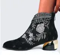 Détail de la broderie florale ethnique noire et des strass sur la bottine - Noir