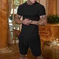 Completo estivo da uomo con t-shirt nera a maniche corte e pantaloncini coordinati - Nero