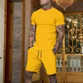 Vista dettagliata di alta qualità del set t-shirt gialla a maniche corte e pantaloncini uomo. - Giallo