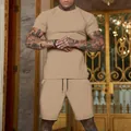 Vista dettagliata del set estivo da uomo color kaki con maglietta e pantaloncini sul modello - Kaki