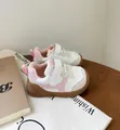 Vista de detalle de zapatos para caminar de bebé rosa y blanco con suela de goma - Rosa
