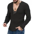 Vista ravvicinata di un'elegante maglia da uomo in maglia a coste nera con scollo a V - Taglia S / Top / Nero
