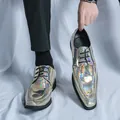 Herrenschuhe mit schillerndem Schlangenmuster und holografischem Metallic-Finish - 38 / Holografischer Wabenstil (WJ5529) / Gold