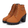 Detail van bruine veterlaarsjes met plateauzool, blokhak en een elegante gouden gesp - 35 / Bruin